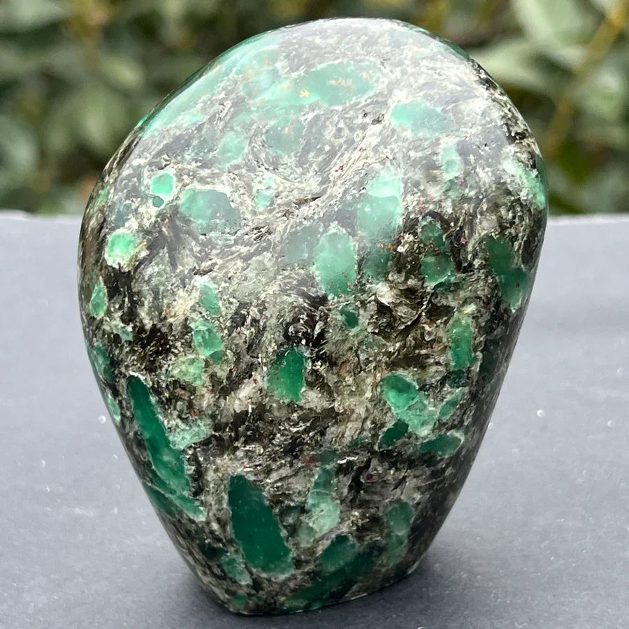 May Birthstone – piatra lunii Mai și simbol al renașterii și echilibrului