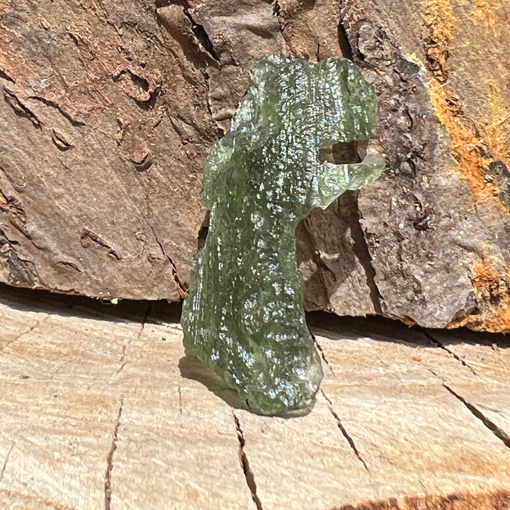 Fragment autentic de moldavit verde, piatră rară provenită din Cehia, cu textură naturală unică