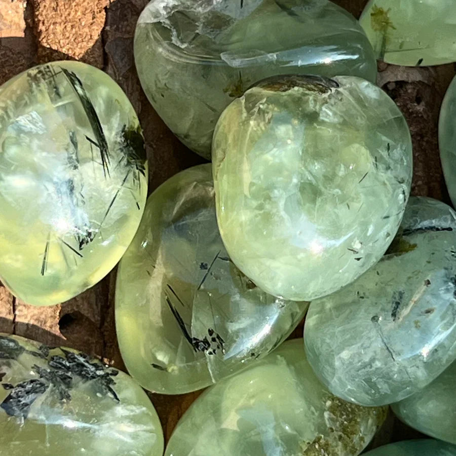 Prehnit pietre mici verzi rulate cu insertii turmalina